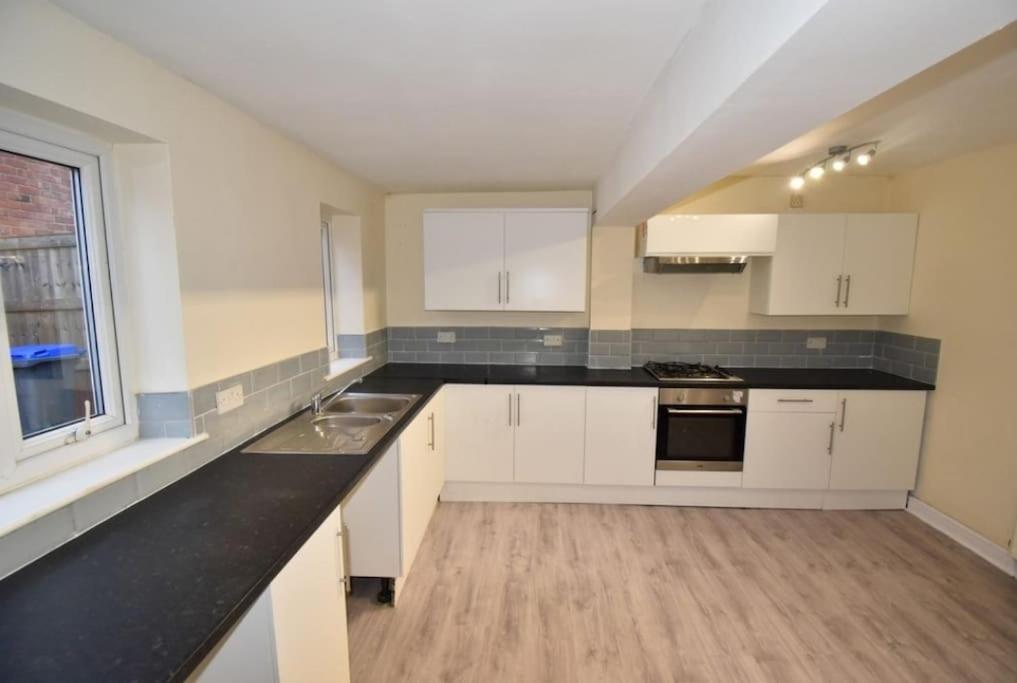 Cheerful 2-Bedroom Home With Off Street Parking Blackpool Exterior foto